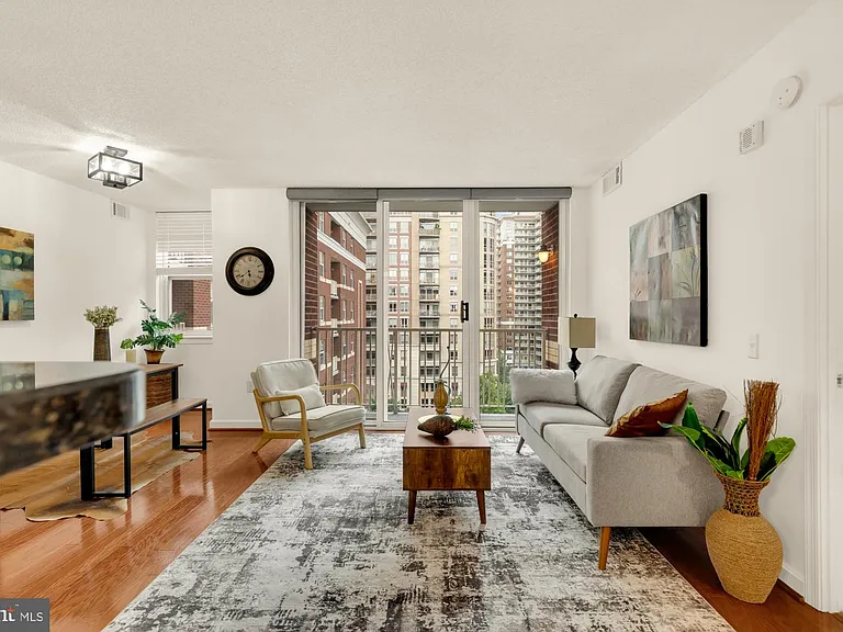 Home Staging Washington DC Ballston Arlington Condo Harvard Home Services Professionally staged 2-bedroom condominium Ballston Arlington Virginia by Harvard Home Services
